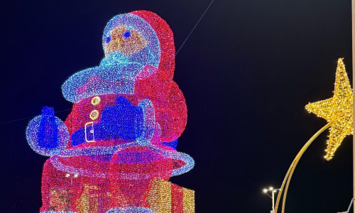 Papai Noel gigante de 20 metros é destaque na decoração natalina de Porto Belo