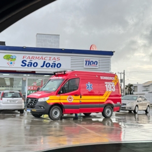 Motorista erra a marcha, carro invade farmácia em Tijucas e uma pessoa fica ferida
