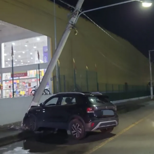 Motorista abandona veículo após colisão violenta contra poste em Porto Belo