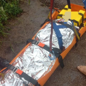 Idosa é resgatada de helicóptero após queda na trilha do Morro do Macaco em Bombinhas