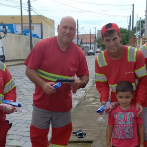Menino de 4 anos presenteia trabalhadores do caminhão de lixo no Natal