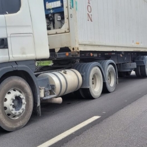 Motociclista morre em acidente com carreta em Itapema na BR-101