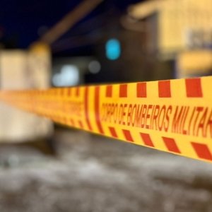 Caminhão derruba poste e deixa casa sem energia em bairro de Tijucas