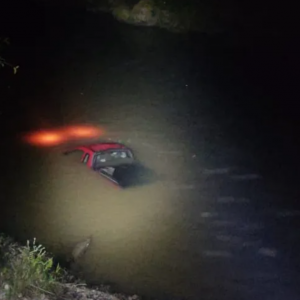 Veículo cai no rio após sair da pista e capotar; motorista foi localizado