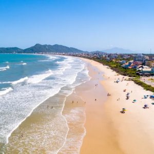 Domingo com sol, calor e risco de temporais isolados