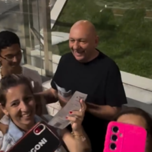 Luciano Hang distribui cartelas da Mega da Virada em Balneário Camboriú
