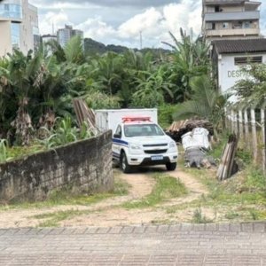 Homem de 32 anos é morto a facadas; corpo encontrado em terreno baldio