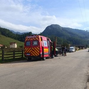 Jovem de 18 anos fica ferido em queda de moto em Canelinha