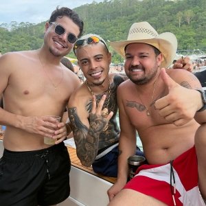 MC Tuto é flagrado na Praia do Caixa D’Aço no início do ano ao lado de celebridades