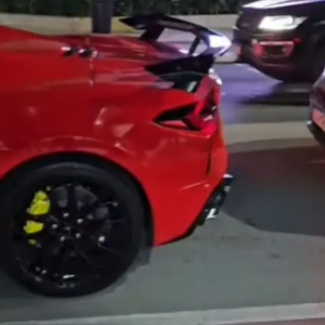 Bateu no Corvette : Motorista embriagado bate na traseira de carro de luxo e vai preso