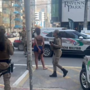 Motorista é presa após estacionar em local proibido e xingar policiais