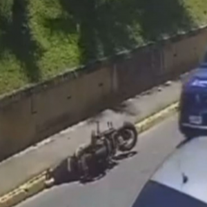 Guardas interrompem perseguição para socorrer motociclista 