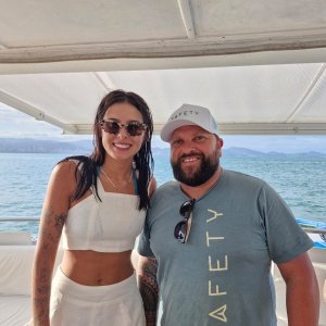 Ana Castela curte domingo ensolarado no Caixa D’Aço com atendimento exclusivo da Safety Yachts