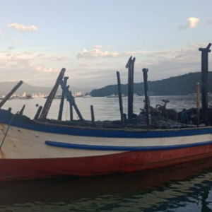Incêndio em embarcação é controlado por bombeiros na praia do Caixa D'Aço em Porto Belo