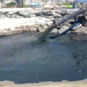 Vídeo mostra água preta saindo de cano na Praia do Perequê em Porto Belo; Fundação esclarece a origem