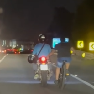 Ciclista é flagrado na BR-101 sendo transportado em alta velocidade por motocicleta