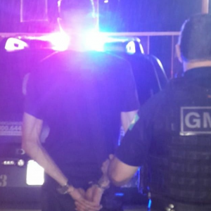 Homem é preso por tráfico e fornecimento de álcool a menores