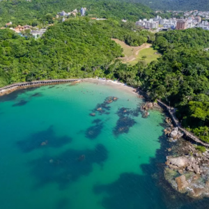 Paraíso escondido em Bombinhas tem águas cristalinas e natureza preservada