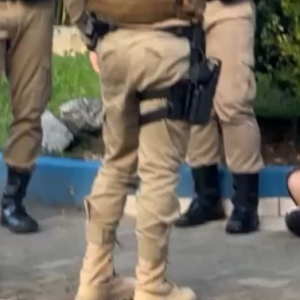 Armado com faca e em surto, homem tenta invadir Câmara de Vereadores de Itapema 