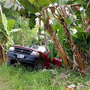 Idoso fica ferido após picape cair em barranco; vítima sofreu fratura exposta