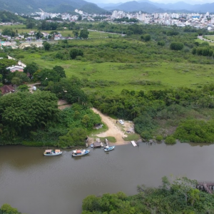 Corpo em avançado estado de decomposição é encontrado boiando em rio