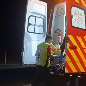 Colisão entre carro e moto deixa dois feridos na SC-410 em São João Batista