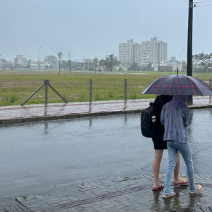 Temporal atinge região e previsão indica mais chuva durante o dia 