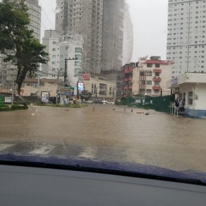 Itapema e região sofrem com fortes chuvas e alagamentos; Defesa Civil emite alerta