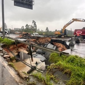 BR-101 é totalmente bloqueada nos dois sentidos após desmoronamento