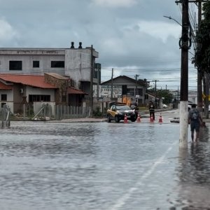 Rua de Tijucas é bloqueada para impedir que veículos fiquem presos na água
