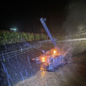 Motociclista colide com poste caído e sofre ferimentos; vítima foi socorrida por populares