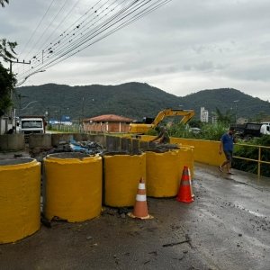 Ponte de Itapema é liberada para veículos leves e ambulâncias após chuvas causarem interdição