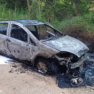 Carro é destruído por incêndio; motorista tentava chegar em casa