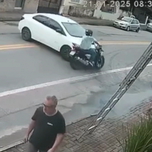 Motociclista sofre fratura exposta em colisão com carro; veja o vídeo