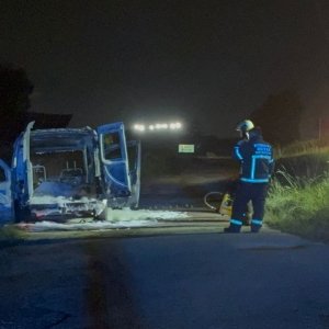 Veículo é consumido pelo fogo na BR-101, motorista sai ileso