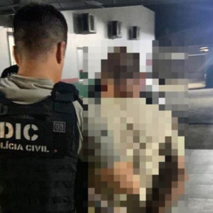 Suspeito de tentativa de homicídio a facão é preso após descer de carro 
