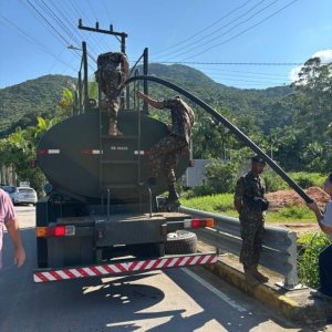 Exército ajuda abastecer cidade da região com água; militares e caminhões-tanque envolvidos