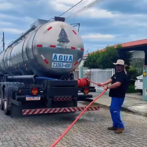 Caminhões pipa abastecem casas de Tijucas devido à persistente falta d'água