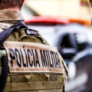 Turistas têm carro furtado em casa alugada em Bombinhas; criminosos invadiram pátio