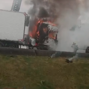 Incêndio em carreta interrompe trânsito na BR-101 em Balneário Camboriú
