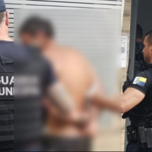 Empurrou ciclistas, xingou agentes: homem alterado é preso na orla da praia