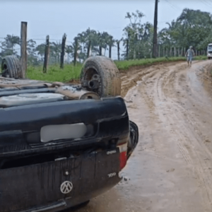 Gol capota em Canelinha; más condições da via podem ter provocado acidente