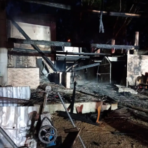 Quatro cavalos morrem queimados em Major Gercino; incêndio destruiu CTG