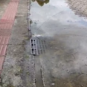Boca de lobo entupida causa transtornos e alagamentos em rua de Tijucas