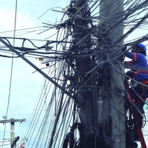 Cidade da região quer ‘enterrar’ fios de energia e internet: ‘não pode ficar suja’