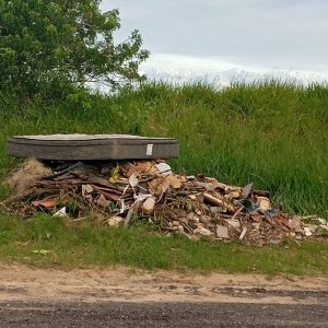 Inaceitável:  Entulhos são depositados nas proximidades da Praia de Tijucas