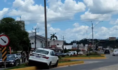 Carro sobe em rotatória em Canelinha e motorista alega distração