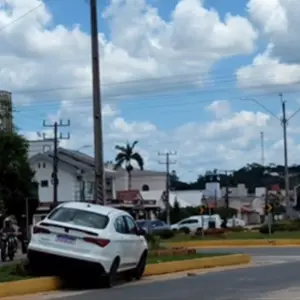 Carro sobe em rotatória em Canelinha e motorista alega distração