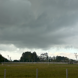 Frente fria se aproxima e traz tempestades, aliviando onda de calor
