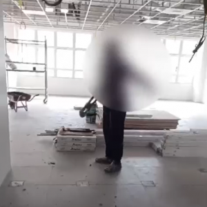 Trabalhador não recebe salário e destrói obra de escola em protesto